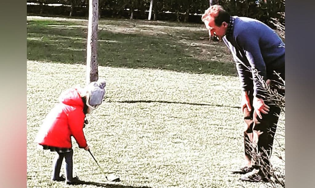 ¡De tal palo, tal astilla! Ena, la hija de Alessandro Lequio, aprende a jugar al golf con su padre