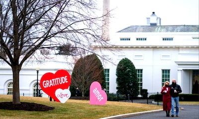La primera dama Jill Biden inunda de corazones la Casa Blanca y enamora por San Valentín