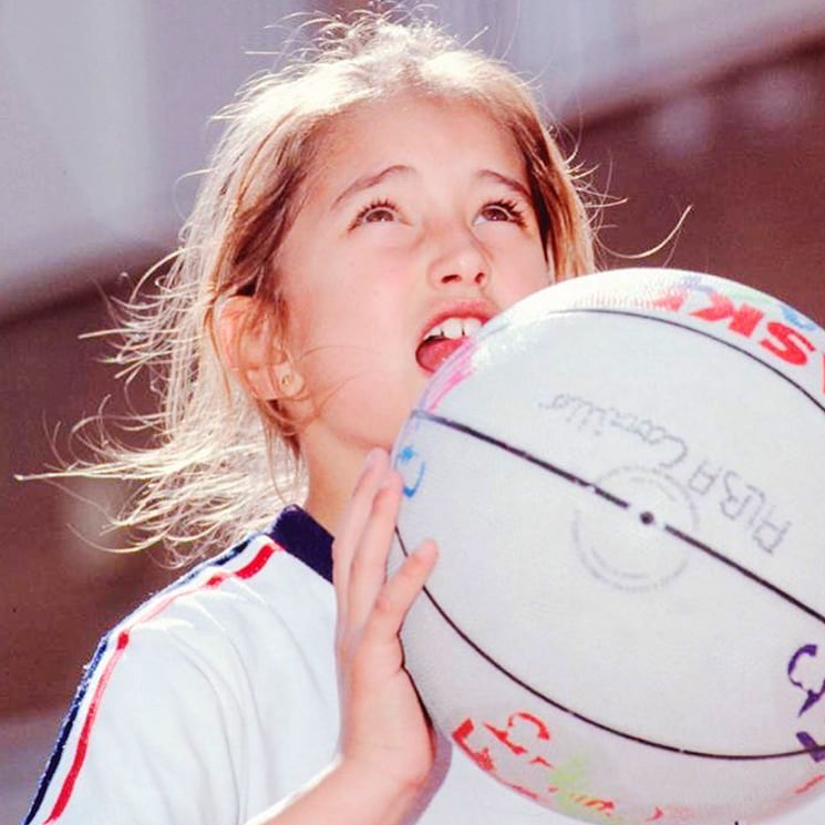 ¿Quién es la conocida colaboradora de televisión que se esconde detrás de la foto de esta niña?