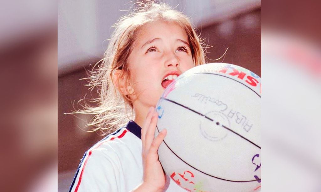¿Quién es la conocida colaboradora de televisión que se esconde detrás de la foto de esta niña?