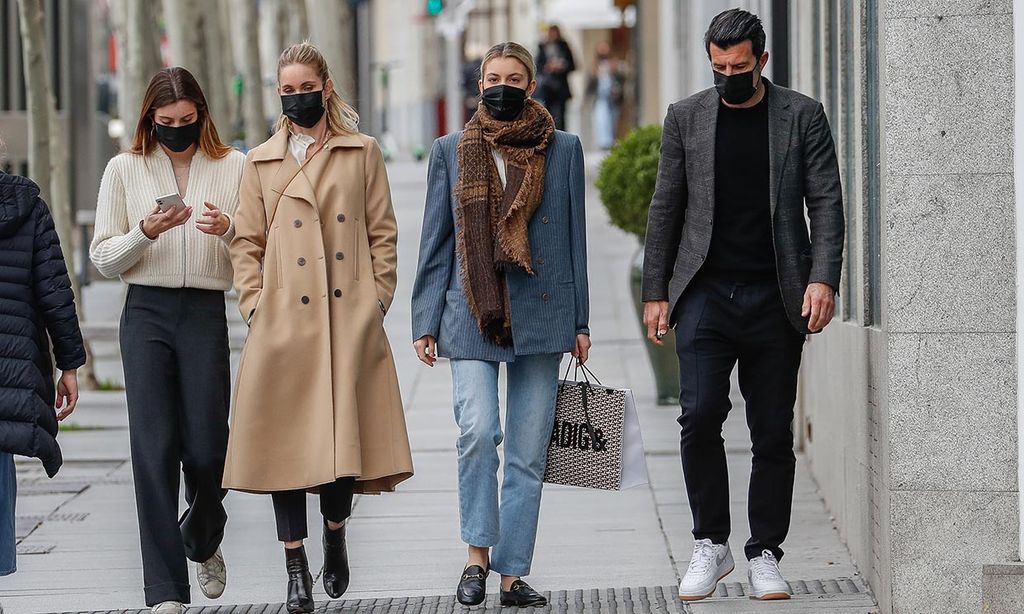 ¿Un anuncio de moda? No, es Luis Figo de paseo con su familia