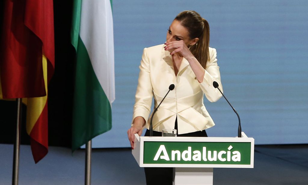 Eva González se emociona durante la presentación del acto en el Día de Andalucía