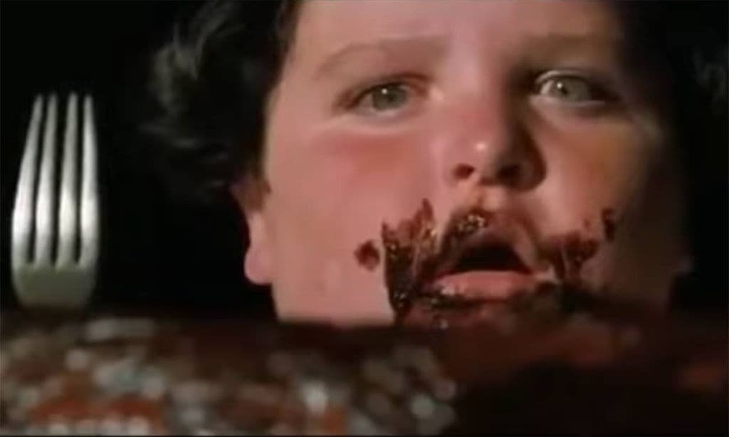 ¡Irreconocible! El sorprendente cambio físico de Bruce, el niño que se comía una tarta en 'Matilda'