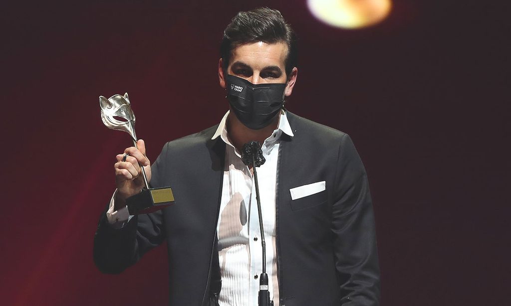 Mario Casas dedica su Premio Feroz a Quique San Francisco, 'alguien especial'