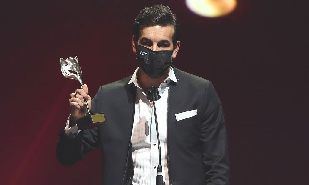 Mario Casas, con su Premio Feroz 2021