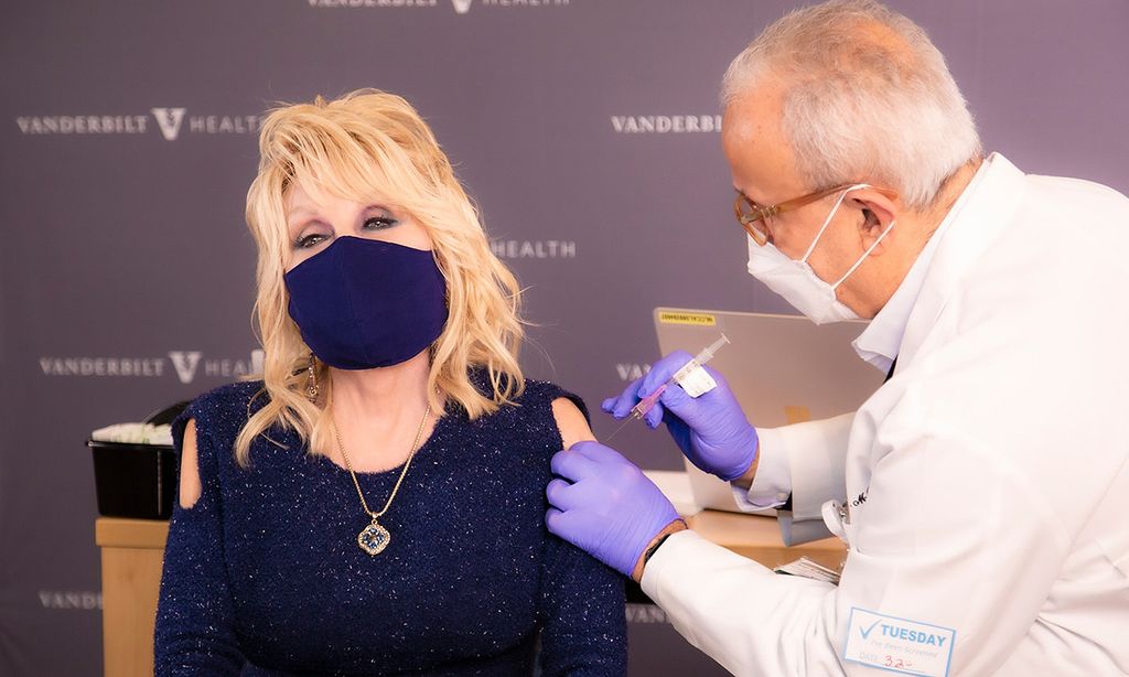 Dolly Parton se pone una dosis de la vacuna contra el Covid que ayudó a financiar... ¡y cantando!