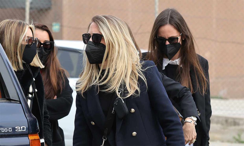 La familia de Álex Casademunt, la madre de su hija y su novia se unen en el dolor de la despedida