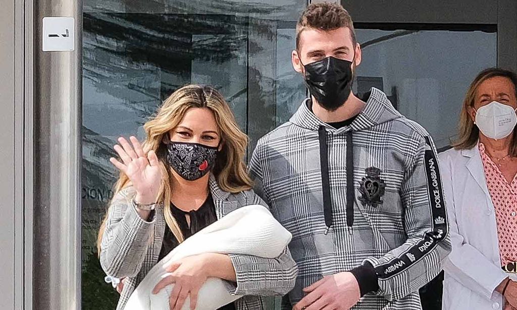 Edurne y David De Gea presentan a su hija a las puertas del hospital