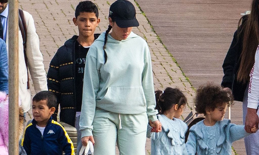 Georgina Rodríguez y sus pequeños 'grumetes' se hacen a la mar