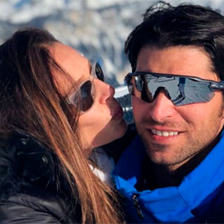 Cayetano Rivera y su divertido reto esquiando ¡con Eva González a caballito!