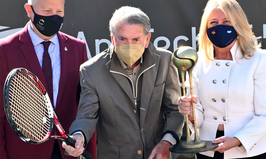 Manolo Santana, en la presentación de un torneo en Marbella tras las preocupantes noticias sobre su salud