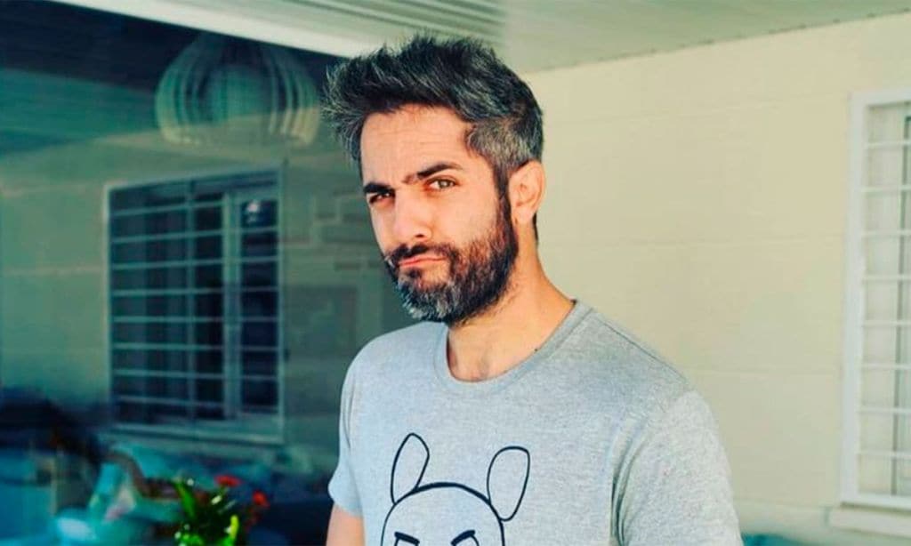 Roberto Leal y su sorprendente compañero para hacer recados... ¡un mono de peluche!