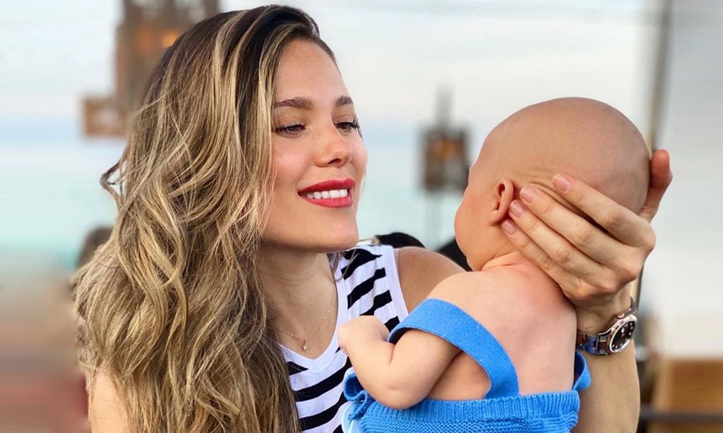 René, el hijo de Lorena Gómez, un minicantante que le hace los coros a su madre