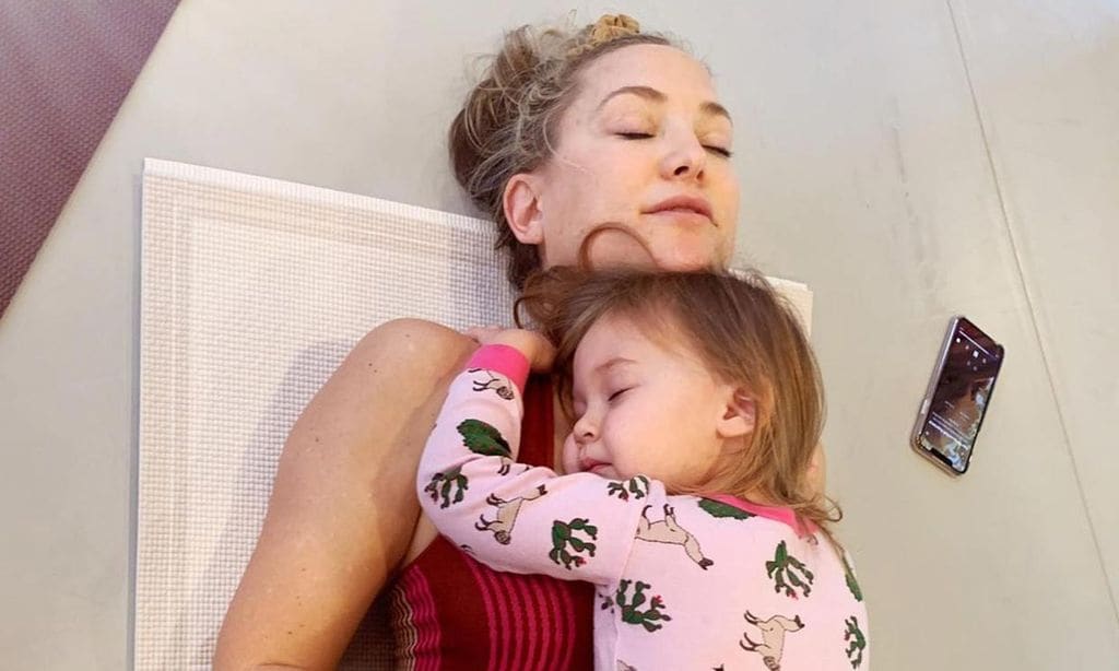 ¡Una pequeña 'yogui'! La hija de Kate Hudson se apunta a la meditación con papá