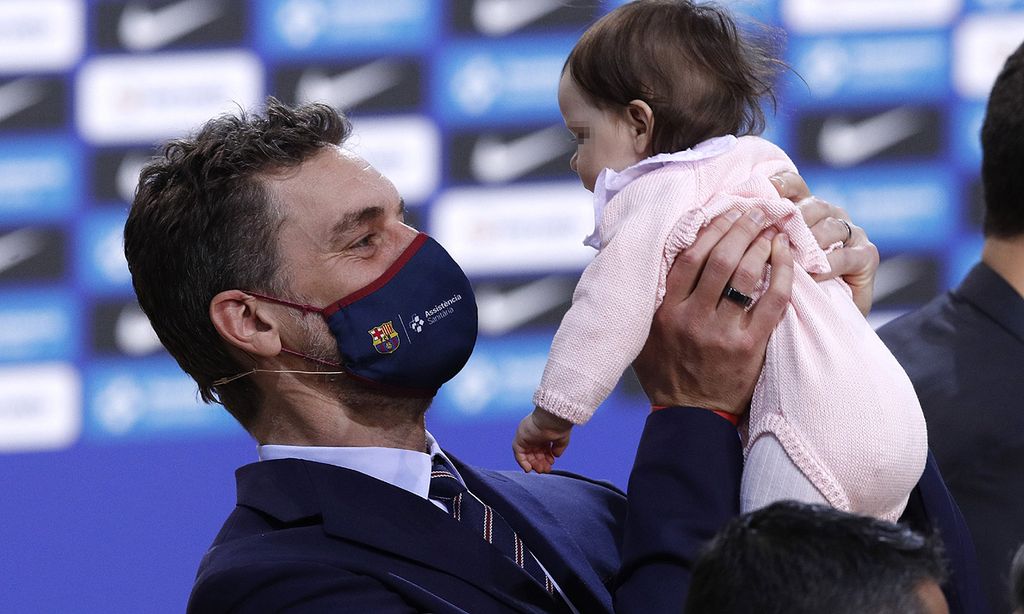 Ellie, la hija de Pau Gasol y Cat McDonnell, protagonista de la presentación de su padre como jugador del Barça