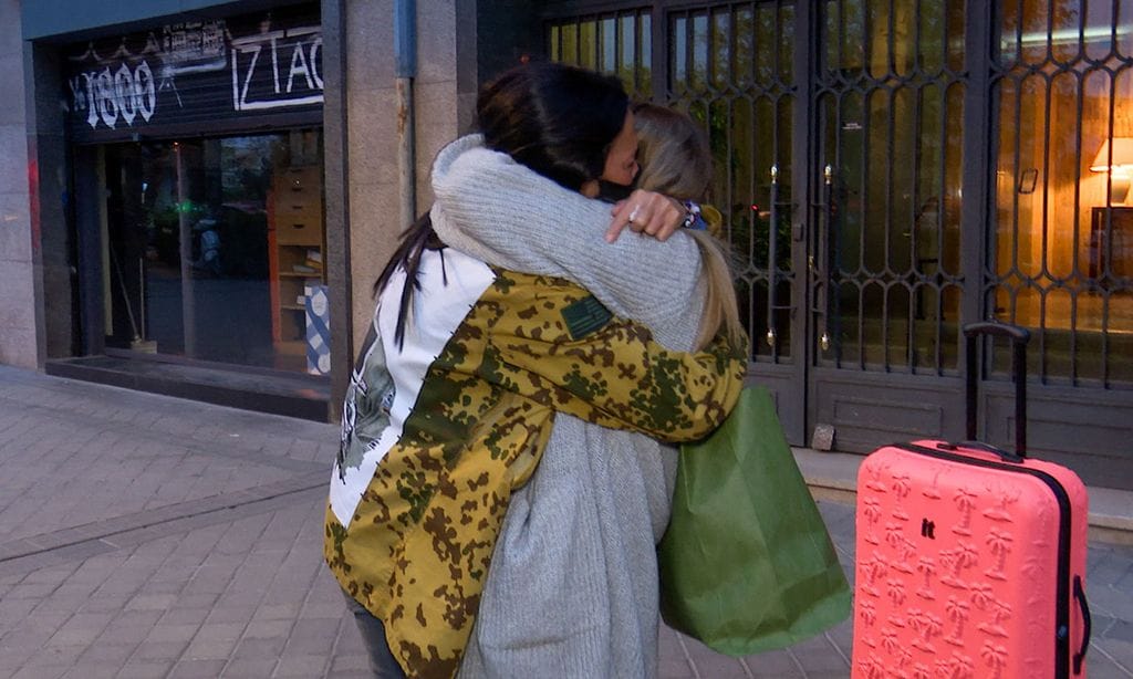 Entre lágrimas y con un largo abrazo: la despedida de Rocío Flores y Olga Moreno antes de 'Supervivientes'