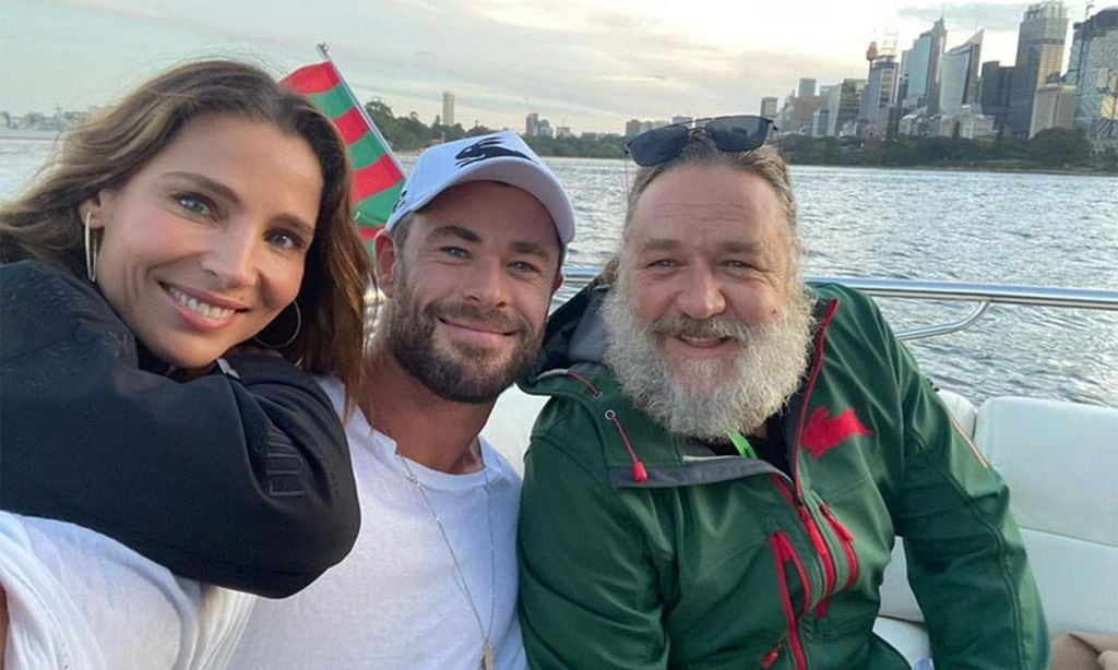 Russell Crowe junto a Elsa Pataly y Chris Hemsworth