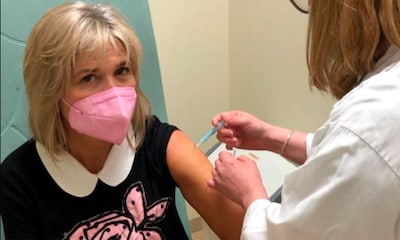 Julia Otero recibe la vacuna contra el coronavirus mientras continúa su tratamiento para el cáncer
