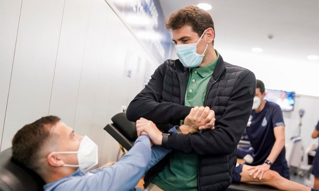 Iker Casillas desconecta en Oporto y realiza una visita muy especial a sus antiguos compañeros