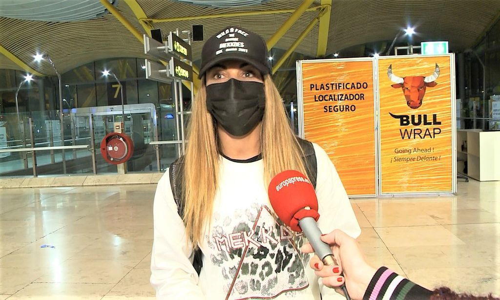 Lara Álvarez se emociona antes de partir a 'Supervivientes' y aclara si está enamorada