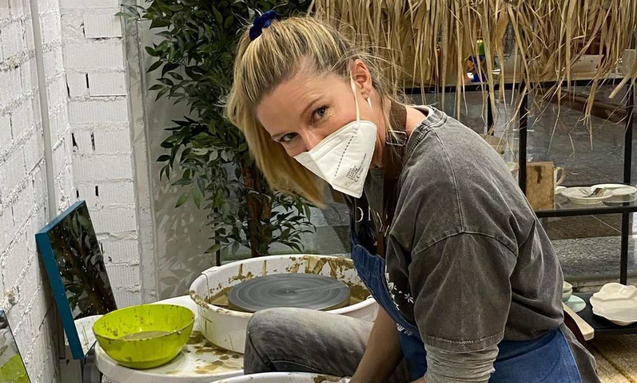 Anne Igartiburu haciendo cerámica