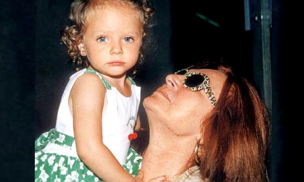 Rocío Flores con su abuela