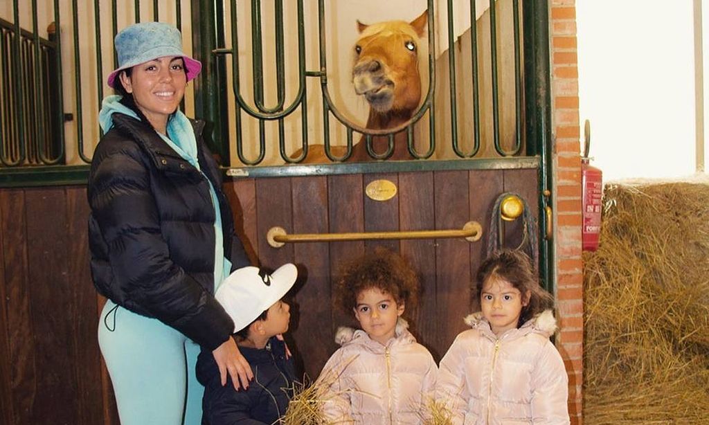 Las aventuras de Georgina Rodríguez y sus 'exploradores' en ¡las caballerizas!