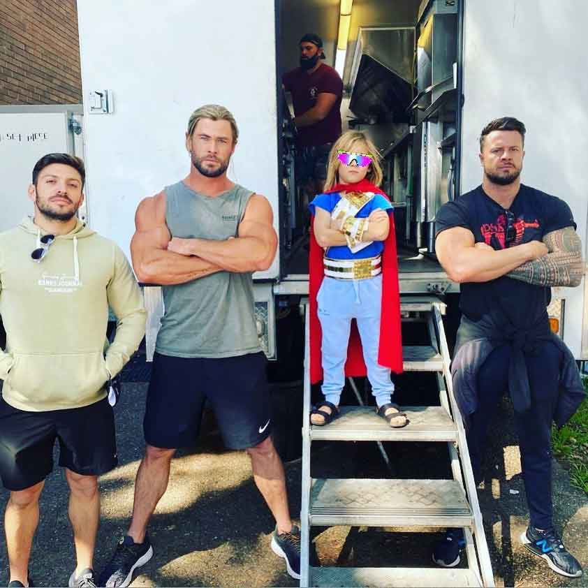 ¡Thor ya tiene sucesor! El hijo de Chris Hemsworth y Elsa Pataky se cuela en el rodaje convertido en superhéroe