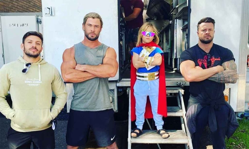 ¡Thor ya tiene sucesor! El hijo de Chris Hemsworth y Elsa Pataky se cuela en el rodaje convertido en superhéroe