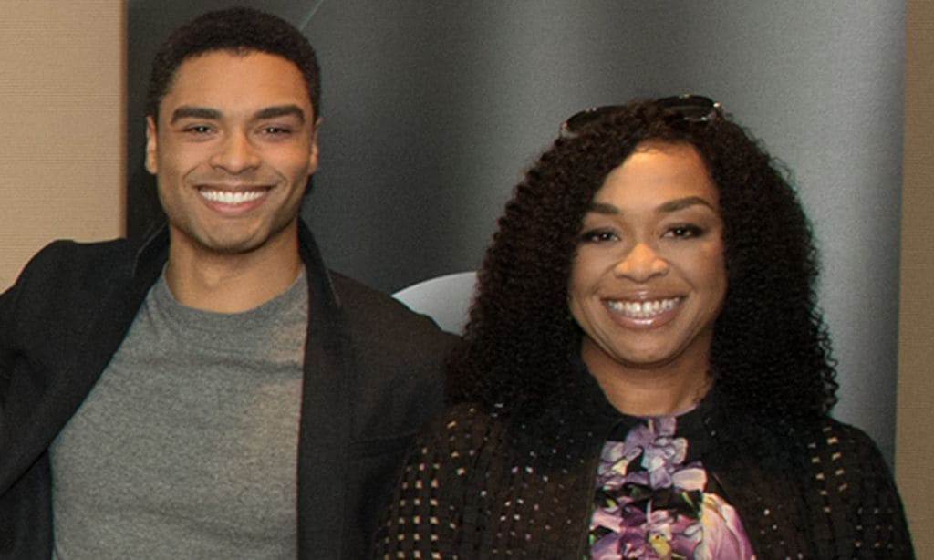 Regé Jean Page con Shonda Rhimes