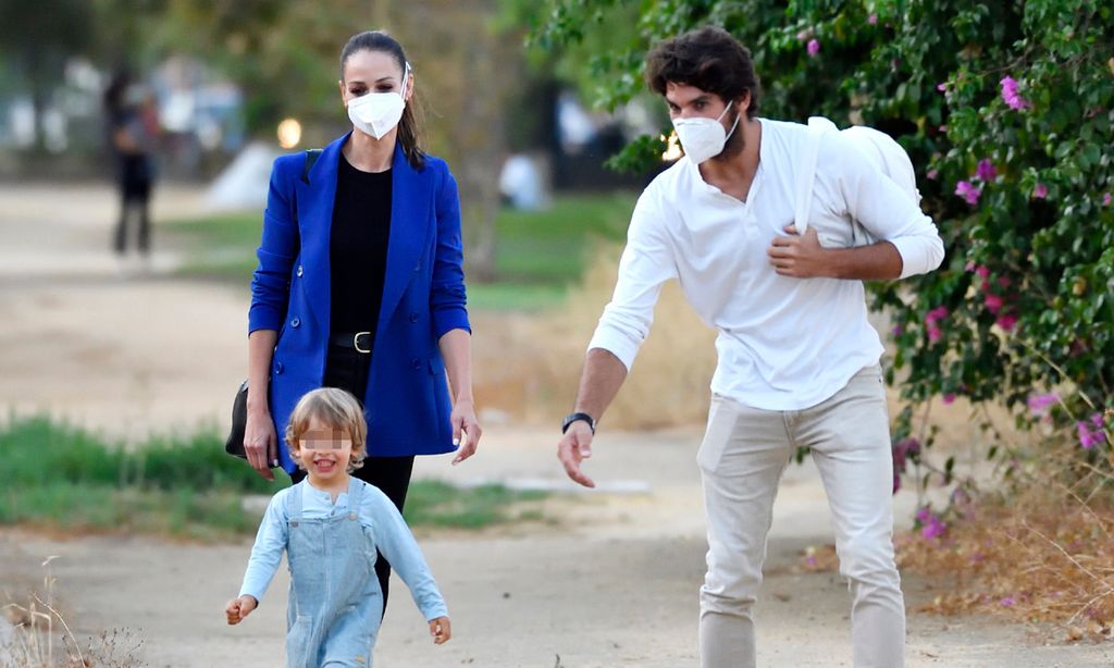 Eva González y Cayetano Rivera, orgullosos de su 'pequeño hombrecito de campo’ 