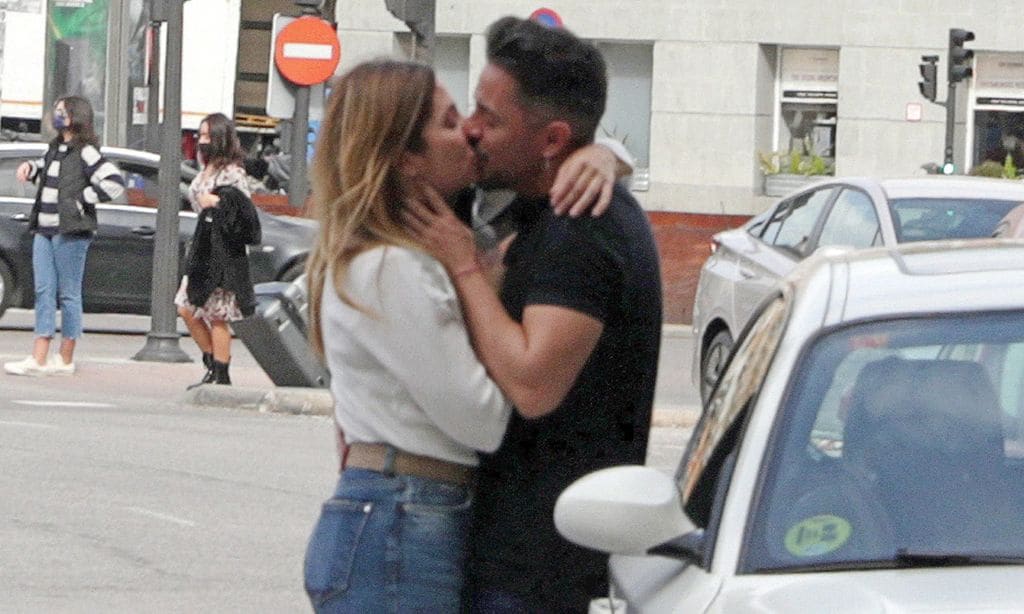 Leire Martínez, de La Oreja de Van Gogh, pasión con su novio por las calles de Madrid