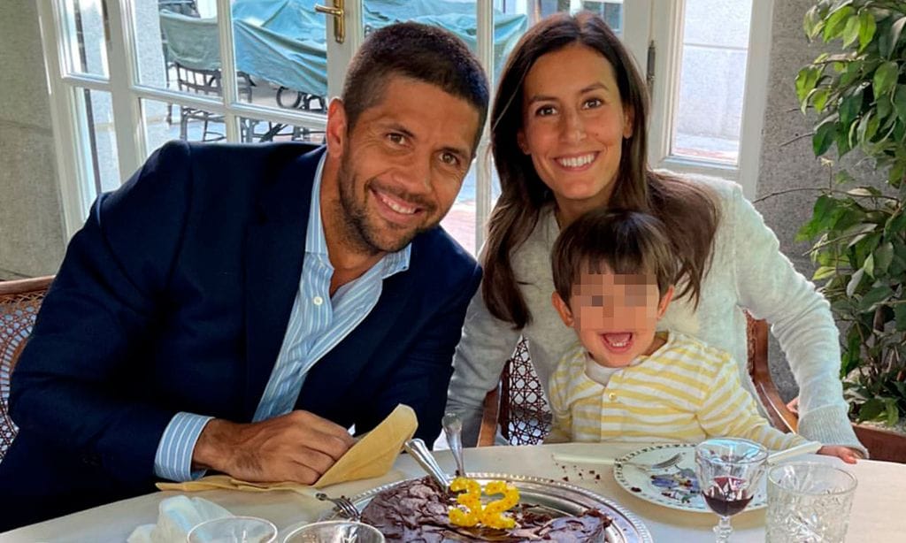 Ana Boyer abre sus regalos de cumpleaños con el mejor ayudante: su hijo Miguel