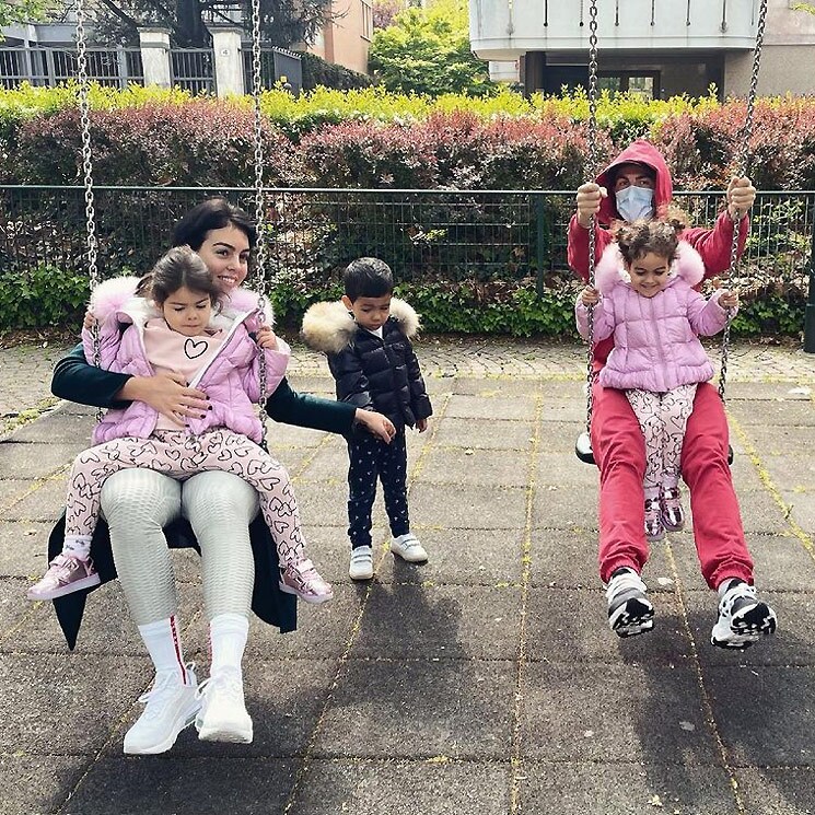 ¡Como niños! Georgina Rodríguez y Cristiano Ronaldo juegan en el parque con sus hijos