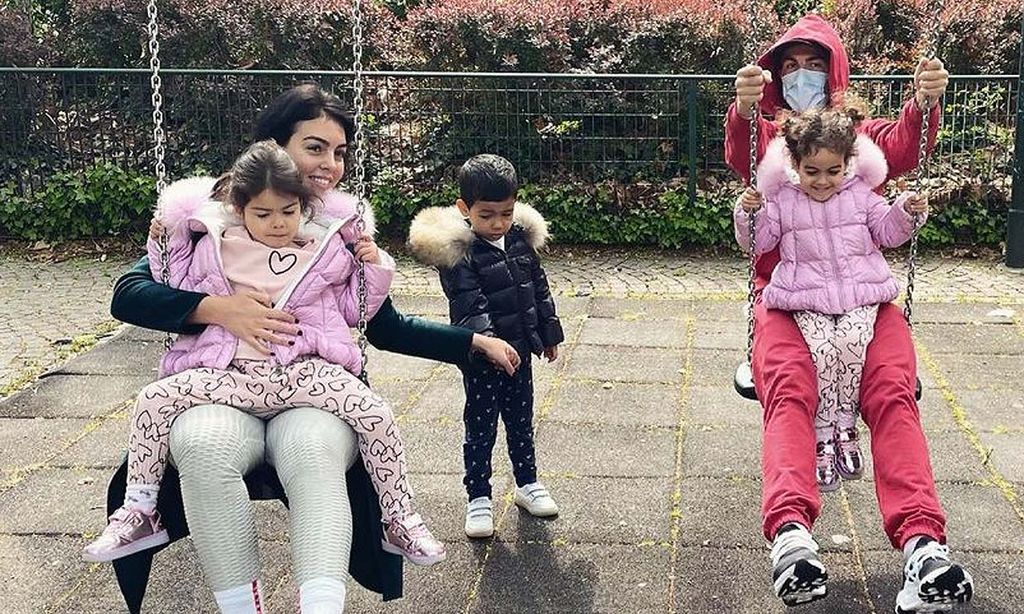 ¡Como niños! Georgina Rodríguez y Cristiano Ronaldo juegan en el parque con sus hijos