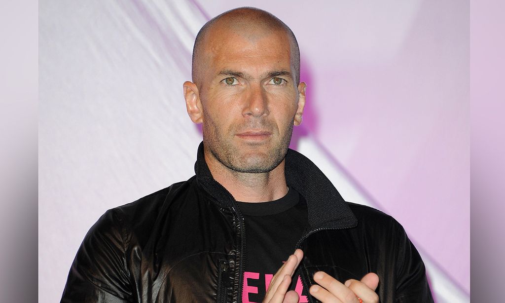 El estilismo casero de Zidane en tonos fucsia, a juego con su sofá y el libro, que se ha hecho viral