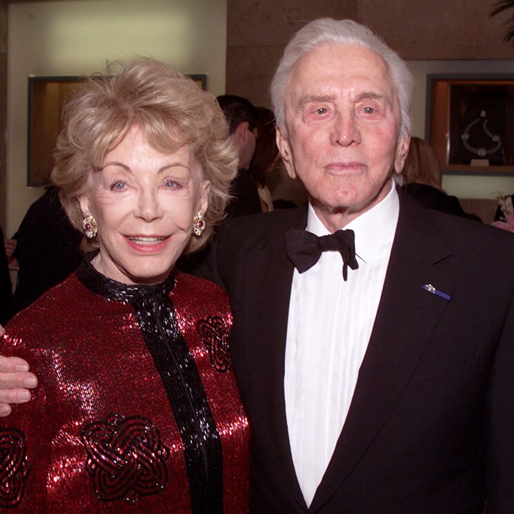 Fallece la viuda de Kirk Douglas un año después de la muerte del actor