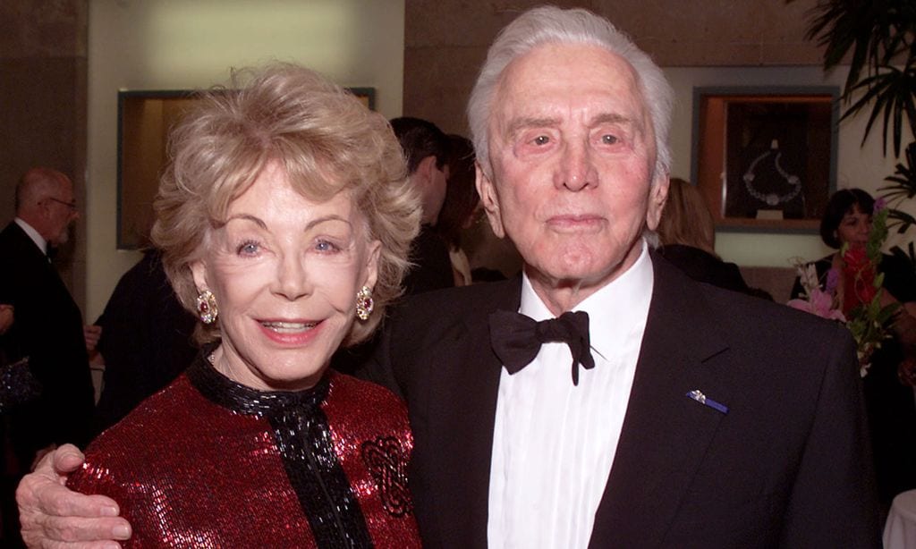 Fallece la viuda de Kirk Douglas un año después de la muerte del actor