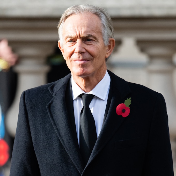 El llamativo cambio de imagen de Tony Blair: melena larga y canosa 