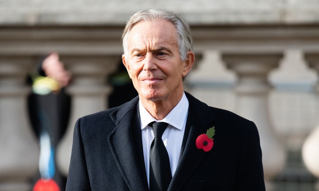 El llamativo cambio de imagen de Tony Blair: melena larga y canosa