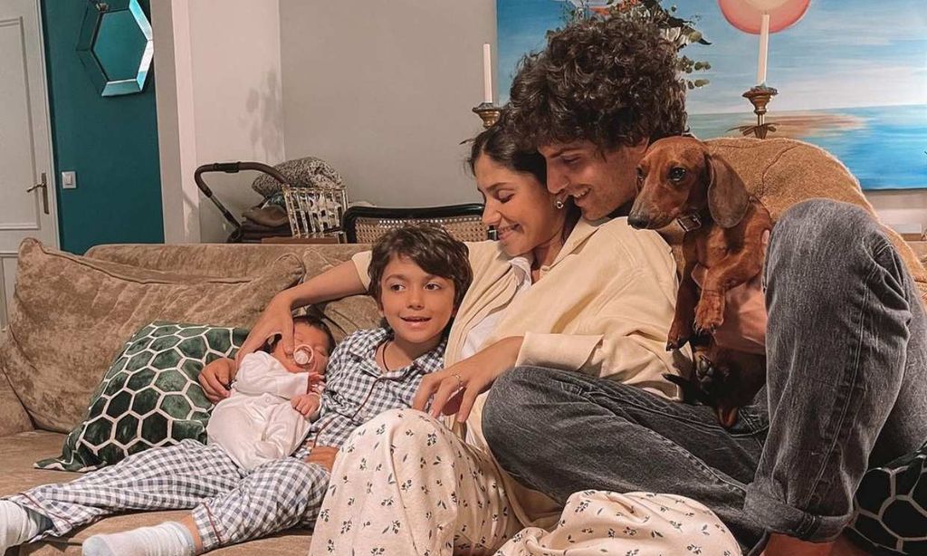 La divertida (y tierna) reacción del hijo de María García de Jaime y Tomás Páramo al ver que su hermanita tiene hambre