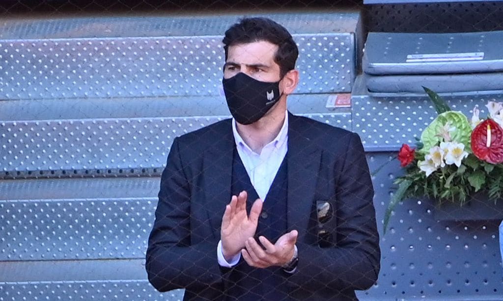 Iker Casillas reaparece en un partido de tenis tras el último sobresalto que lo llevó a urgencias