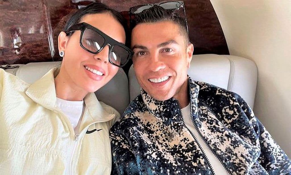 El posado de Cristiano y Georgina en la supercama de su avión privado se hace viral