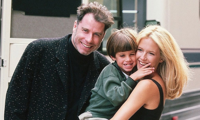 John Travolta con su mujer e hijo