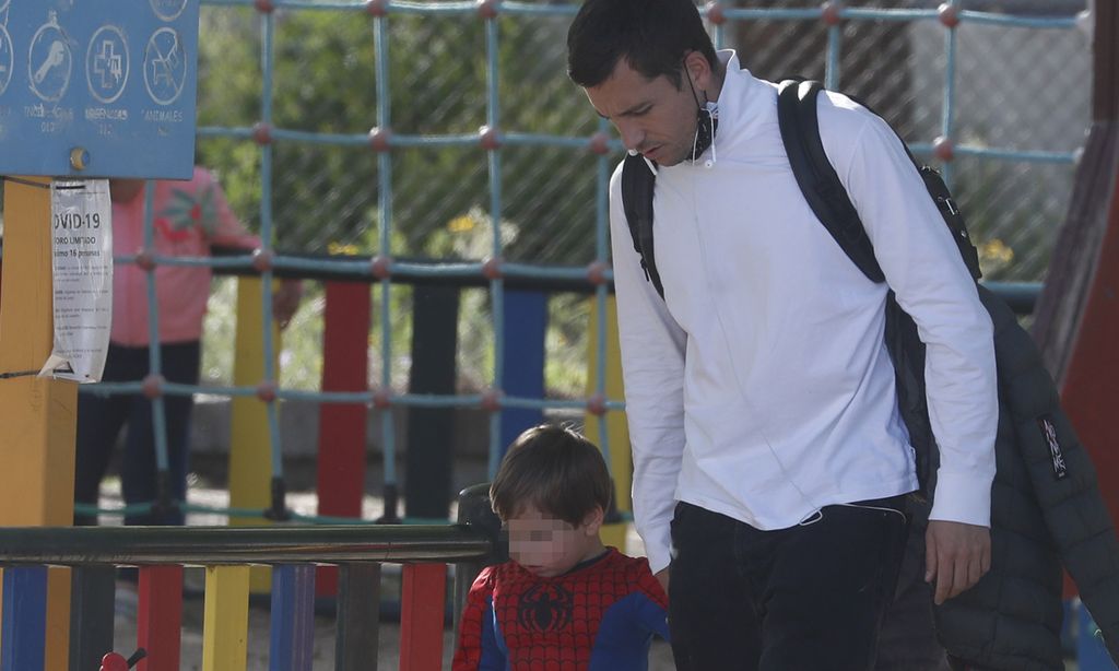 Benji Aparicio, tarde de parque junto a su hijo tras saberse que será padre de nuevo con Laura Matamoros