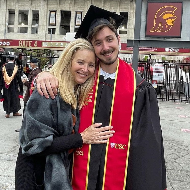 Lisa Kudrow, muy emocionada en la graduación de su hijo