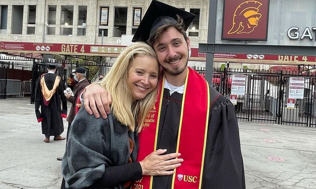 Lisa Kudrow, muy emocionada en la graduación de su hijo