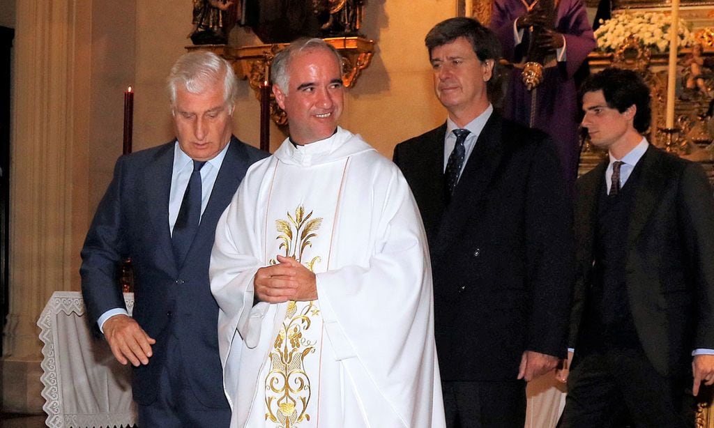 Así es el sacerdote de los Alba: pertenece a una familia aristocrática y ha casado a multitud de 'celebrities'