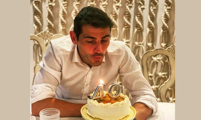Iker Casillas sopla las velas con Sara Carbonero y sus hijos