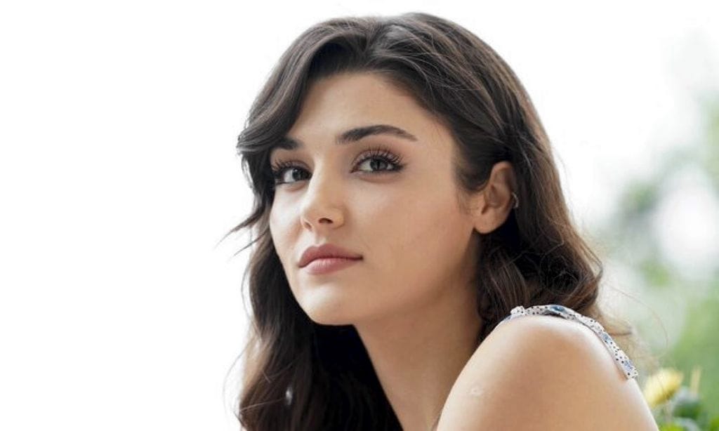 Hande Erçel, protagonista de 'Love is in the air', confiesa con qué actor español le encantaría trabajar